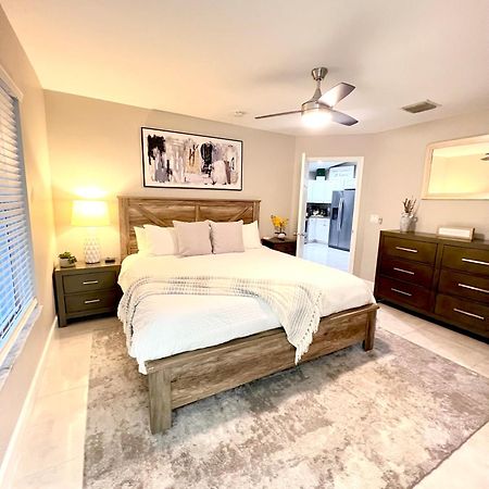 Spacious Home Near Downtown & The Beach デルレイビーチ エクステリア 写真