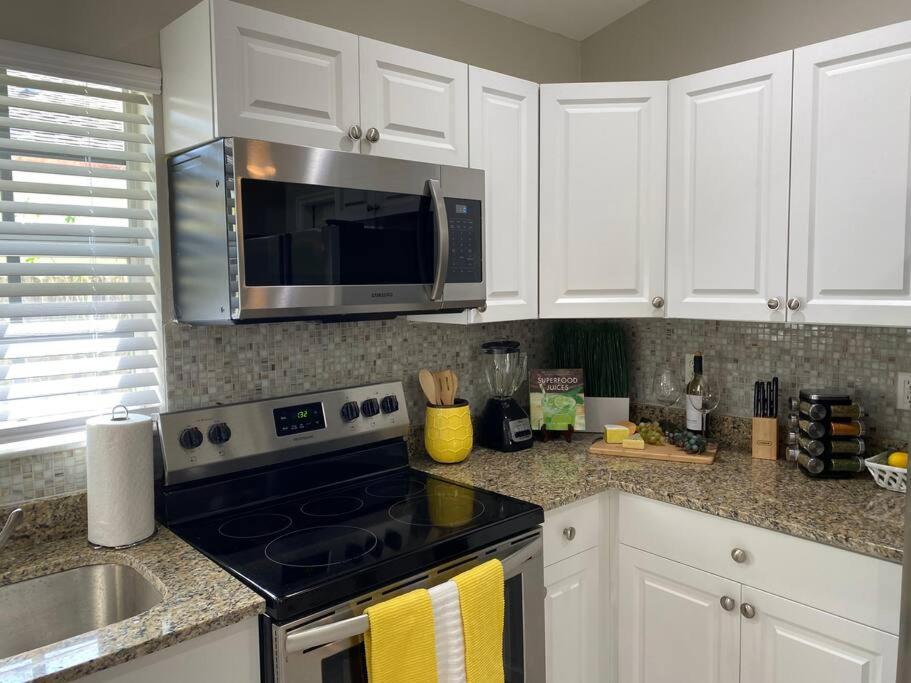 Spacious Home Near Downtown & The Beach デルレイビーチ エクステリア 写真