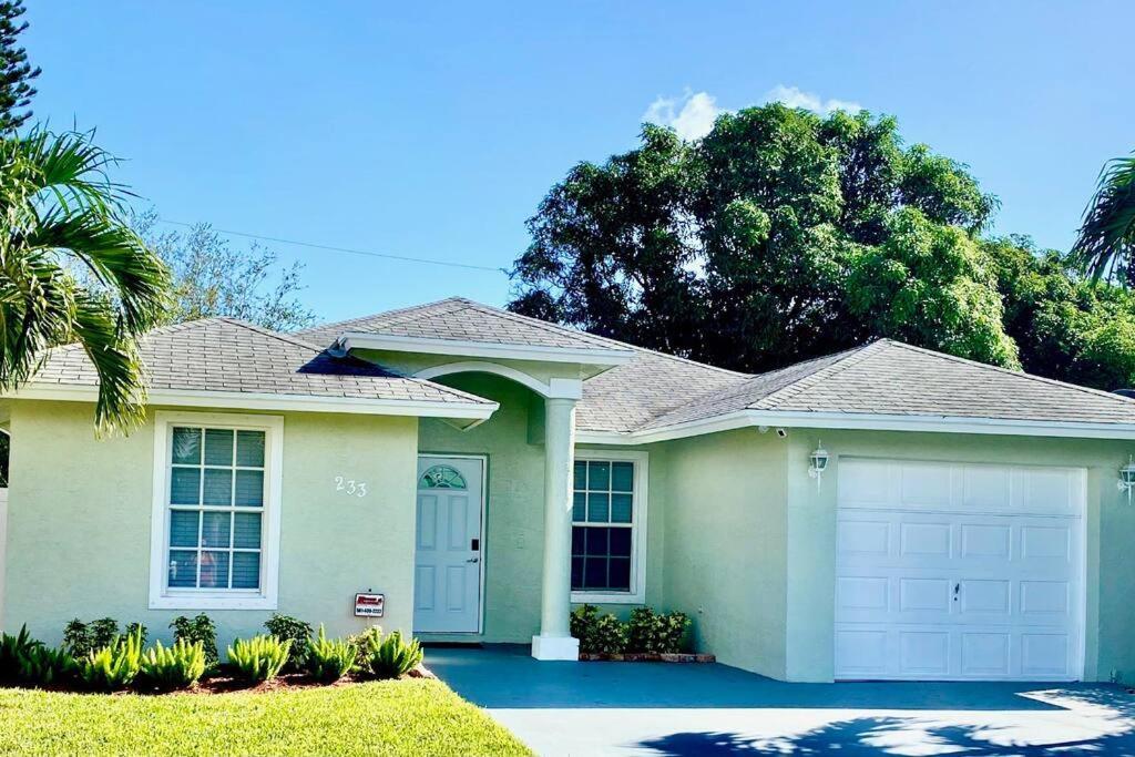 Spacious Home Near Downtown & The Beach デルレイビーチ エクステリア 写真