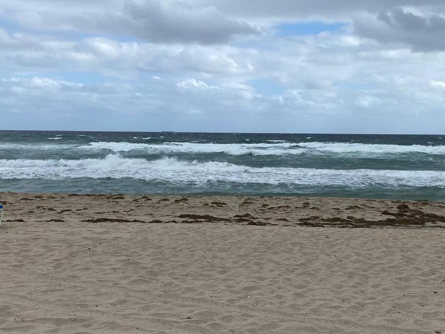 Spacious Home Near Downtown & The Beach デルレイビーチ エクステリア 写真