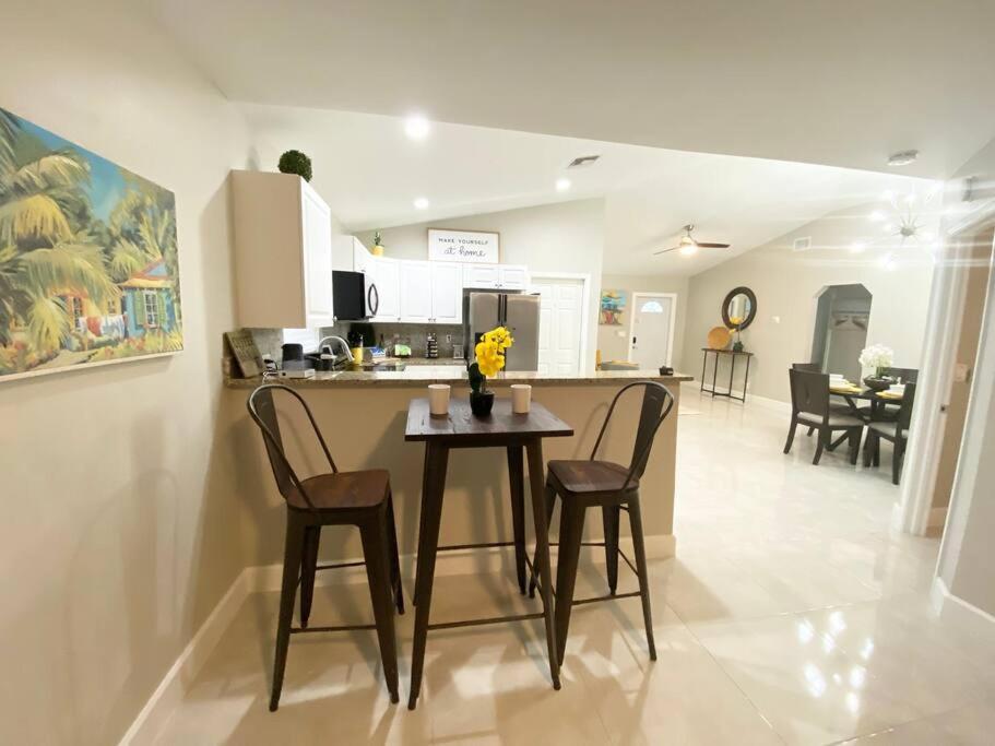 Spacious Home Near Downtown & The Beach デルレイビーチ エクステリア 写真