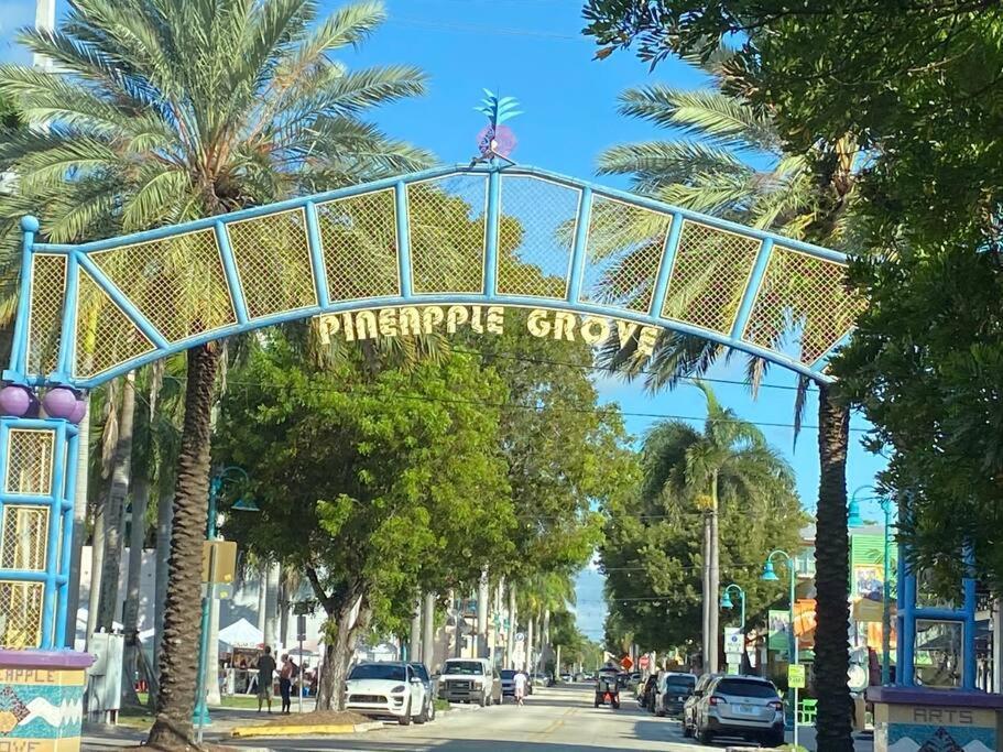 Spacious Home Near Downtown & The Beach デルレイビーチ エクステリア 写真