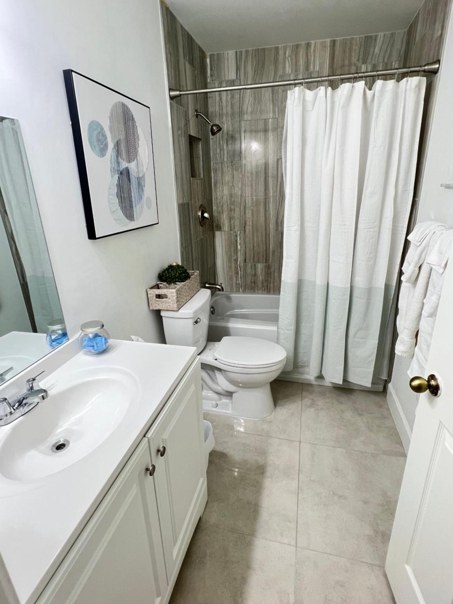 Spacious Home Near Downtown & The Beach デルレイビーチ エクステリア 写真